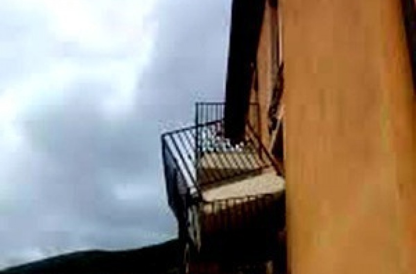 Preturo, Cfs rimuove il balcone pericolante di un alloggio
