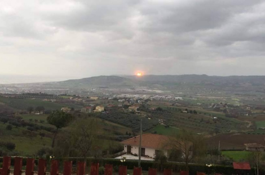 Dodici persone intossicate nell'incendio del metanodotto a Pineto