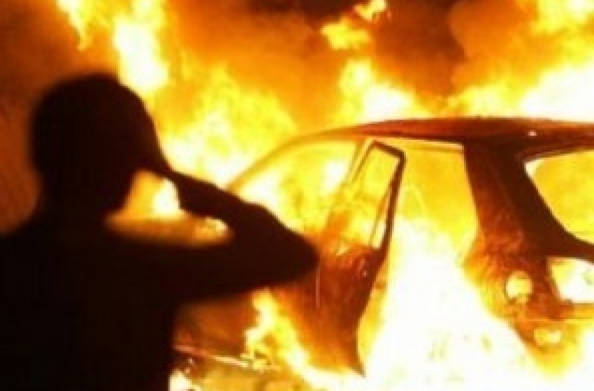 Uomo si toglie la vita bruciandosi dentro la sua automobile