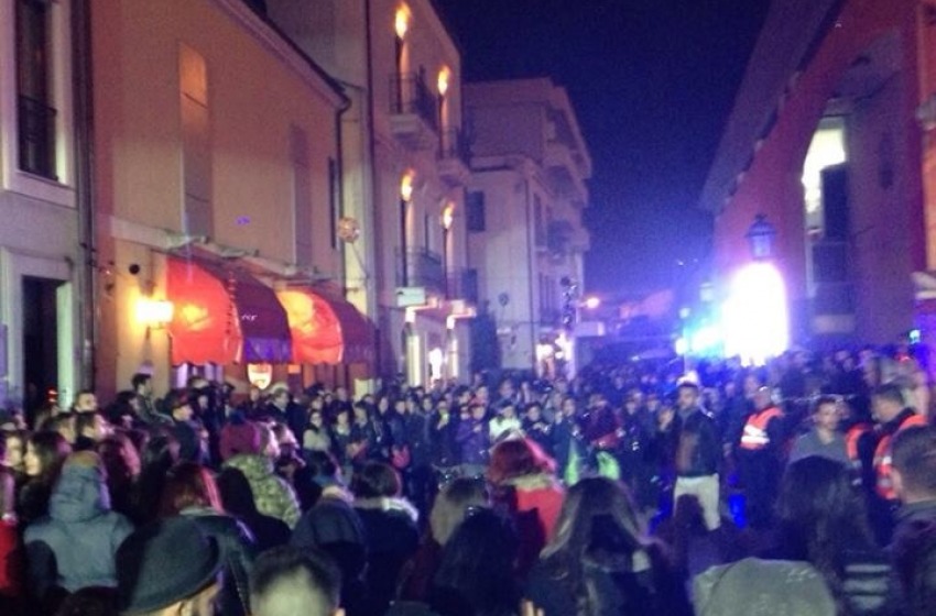 Tragedia sfiorata nel centro storico di Pescara dove precipitano calcinacci