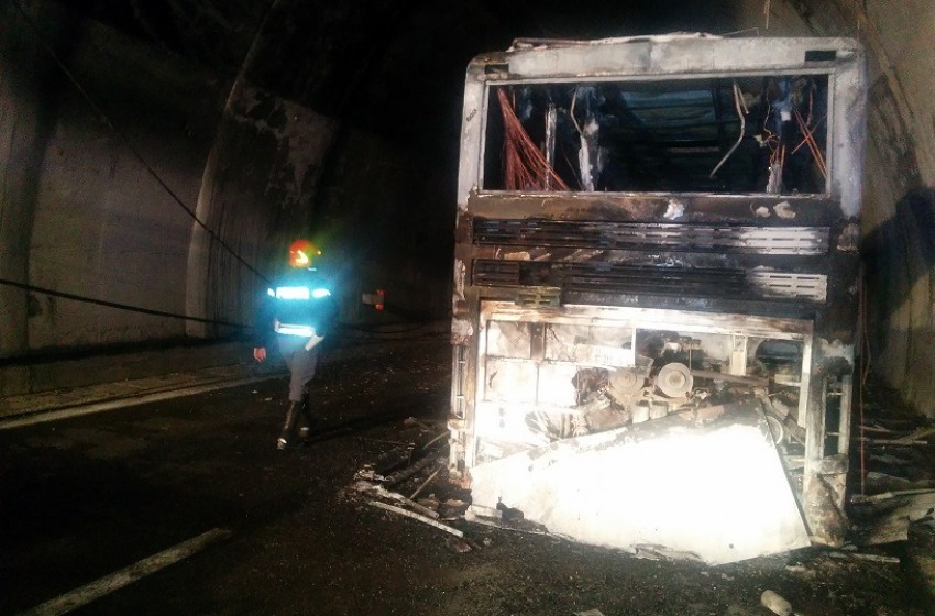 Paura in "Autostrada dei Parchi" per un bus in fiamme all’interno del traforo del Gran Sasso