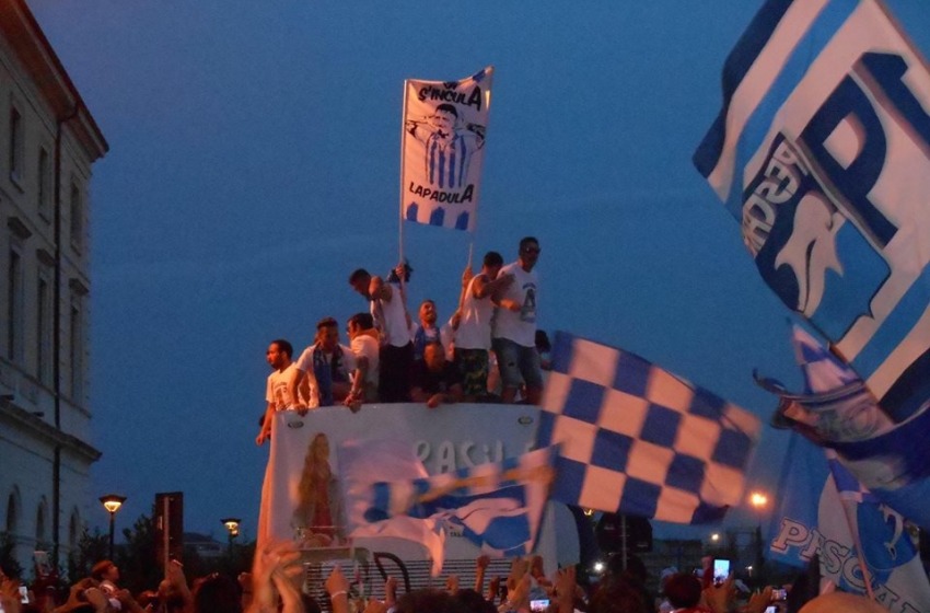 Pescara in serie A, migliaia di tifosi in strada