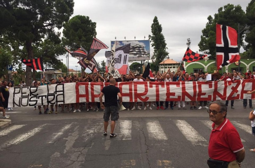 La protesta dei tifosi della Virtus Lanciano dopo la mancata iscrizione in Lega Pro