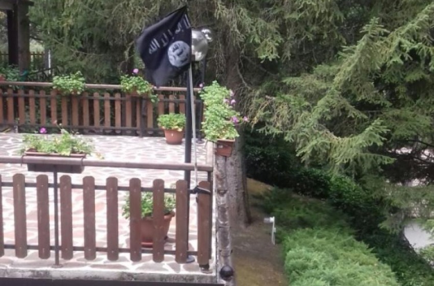 Dai domiciliari commenta su Facebook la vicenda della "bandiera" dell'Isis: in carcere