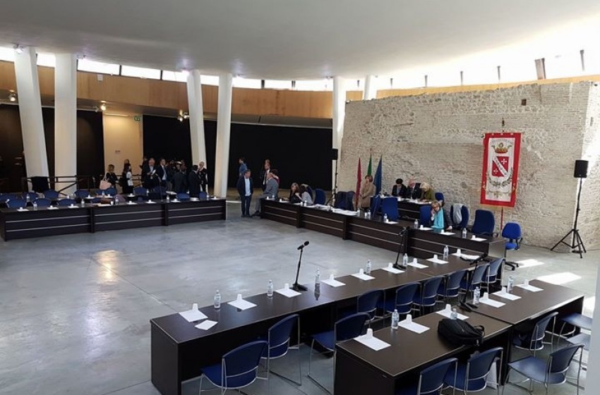 Terremoto politico a Teramo, la consigliera Cardelli propone un "Governo di unità civica"