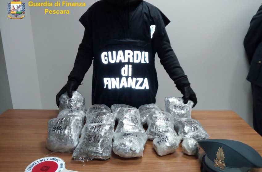 Blitz della Finanza contro il narcotraffico: arrestato albanese con 5 kg. di droga