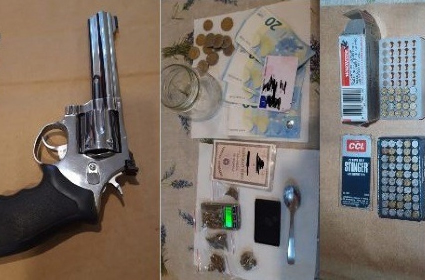 Pescara: in casa con una pistola rubata, 70 pallottole e droga. Arrestato 24enne