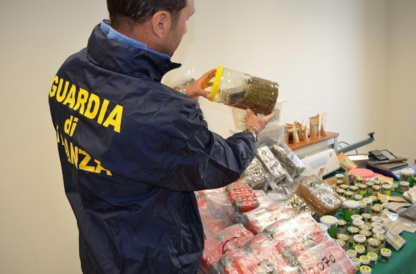 Controlli al Canapa Store di Pescara: sequestrati 37 Kg di "fumo", una persona arrestata