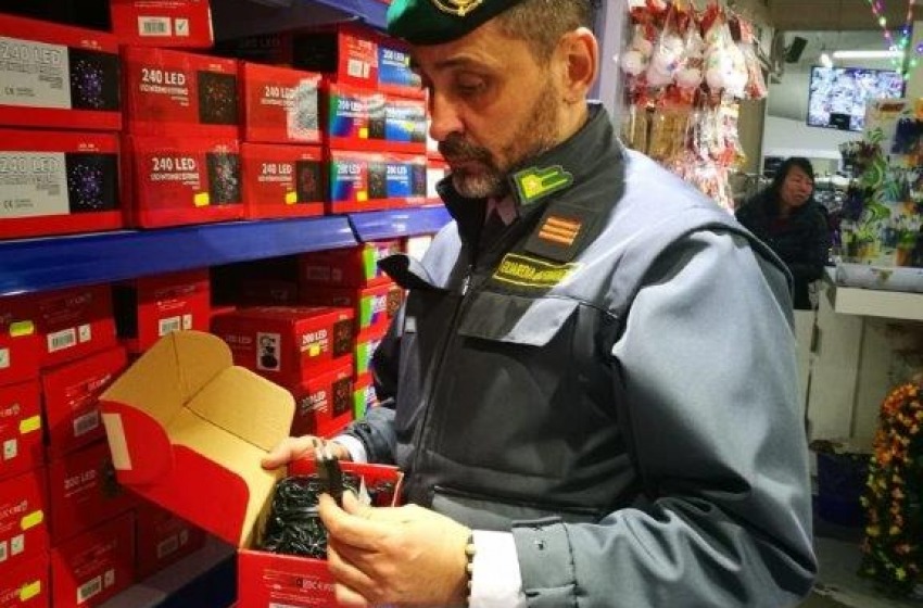 Pescara - Sequestrate tre milioni di "Lucine di Natale" non sicure