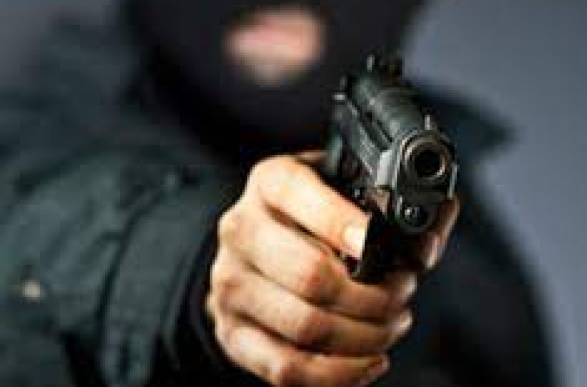 Armato di pistola rapina il Conad di via Bologna