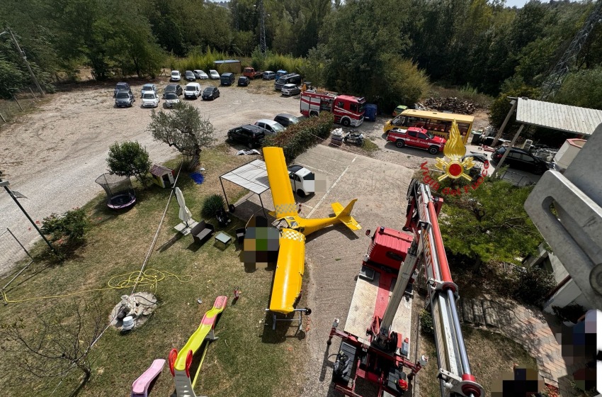 Precipitano con l’ultraleggero su una casa. Per fortuna sono vivi 