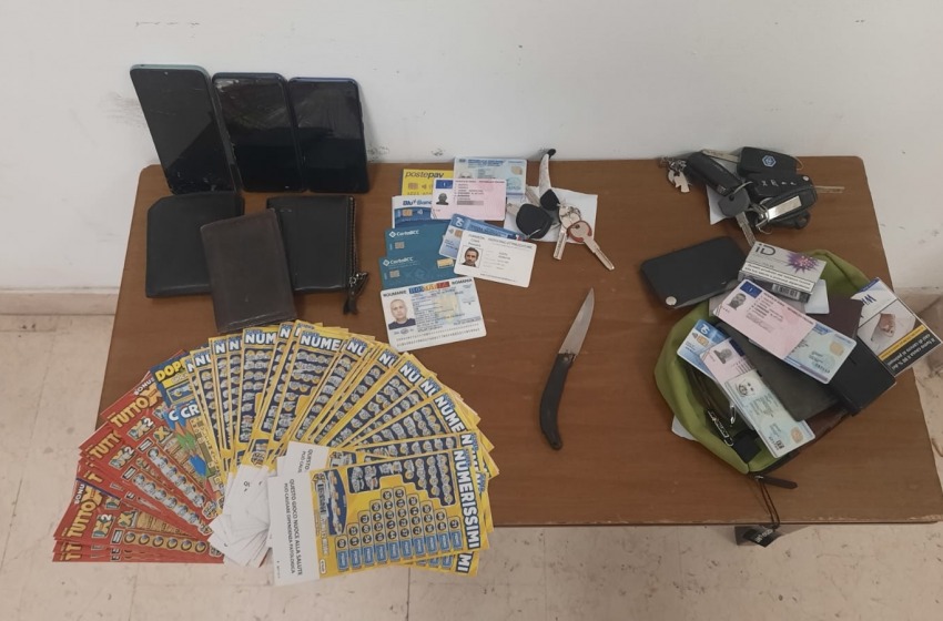 Compra gratta e vinci e sigarette con un bancomat rubato. Arrestato