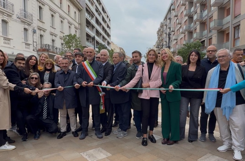 La politica inaugura Corso Umberto. Ma è bufera sui lavori