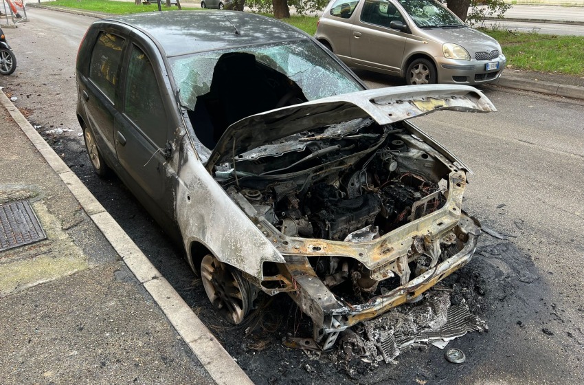 Ancora un’auto a fuoco in via Caduti per Servizio