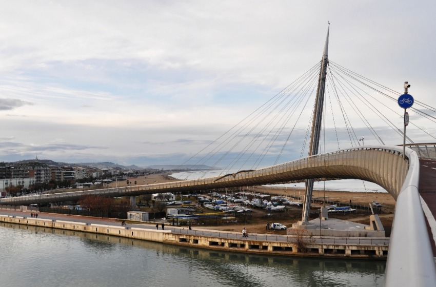 Donna si lancia dal Ponte sul Mare