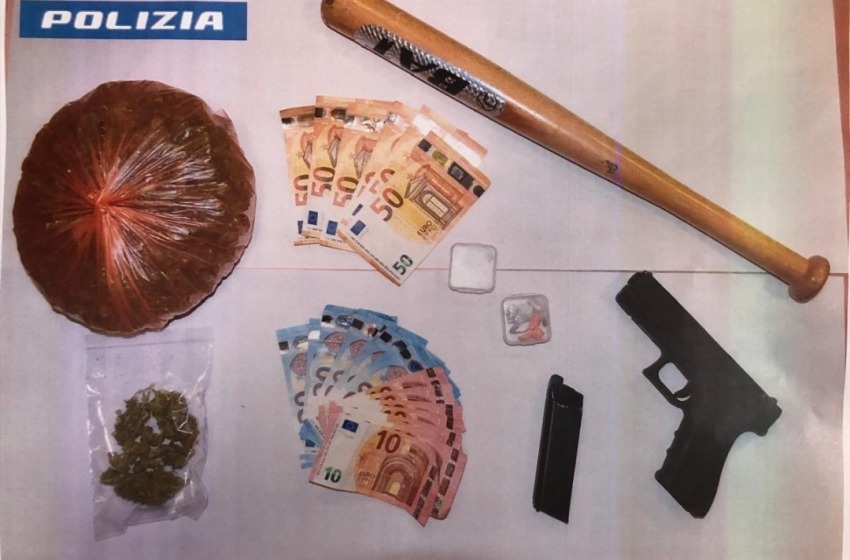 Cocaina, pistola e mazza da baseball, arrestato pusher