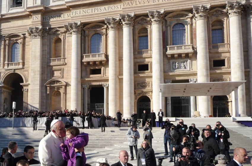 Papa Francesco abbraccia le famiglie della Finanza